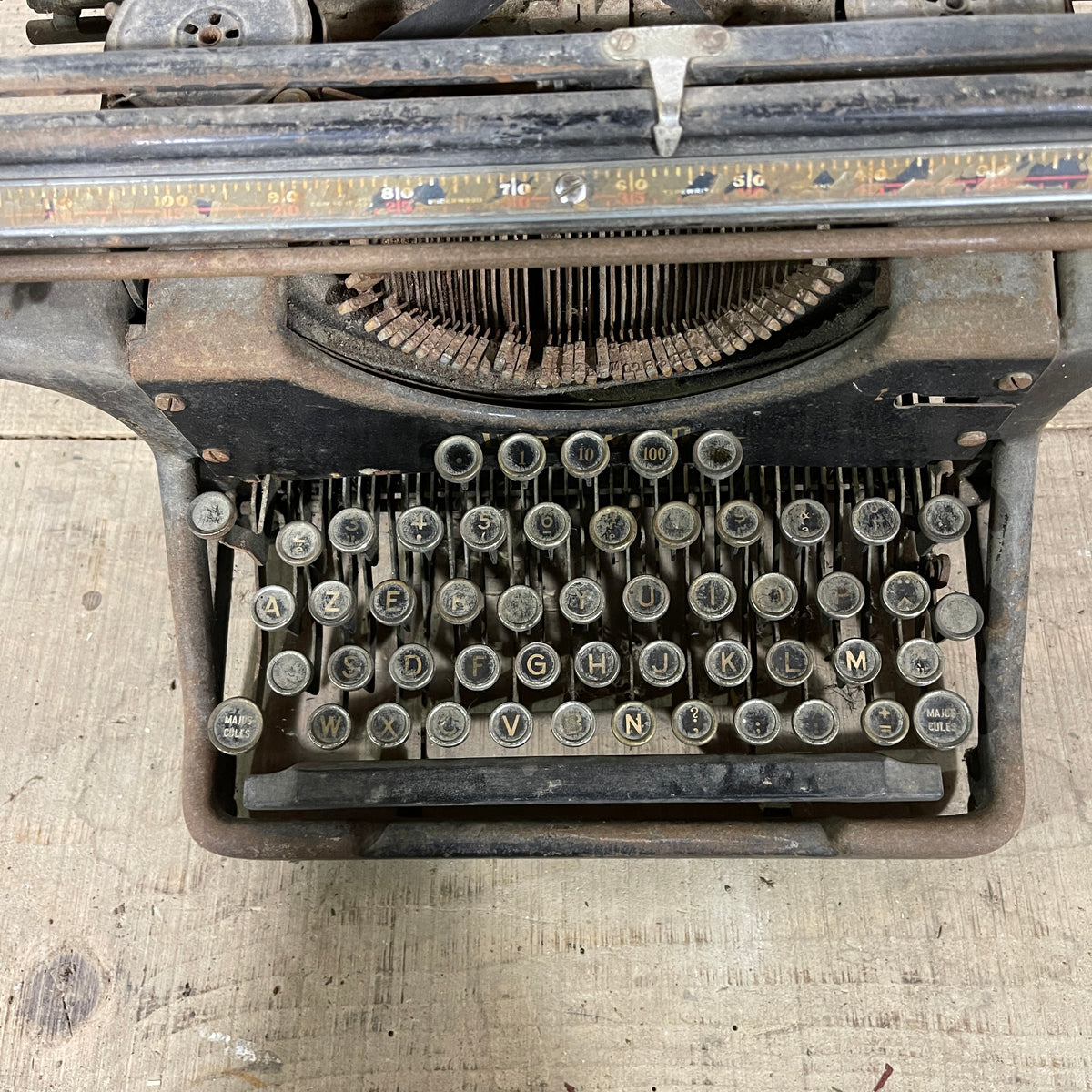 Machine à écrire Underwood en fer émaillé rouge, vers 19…
