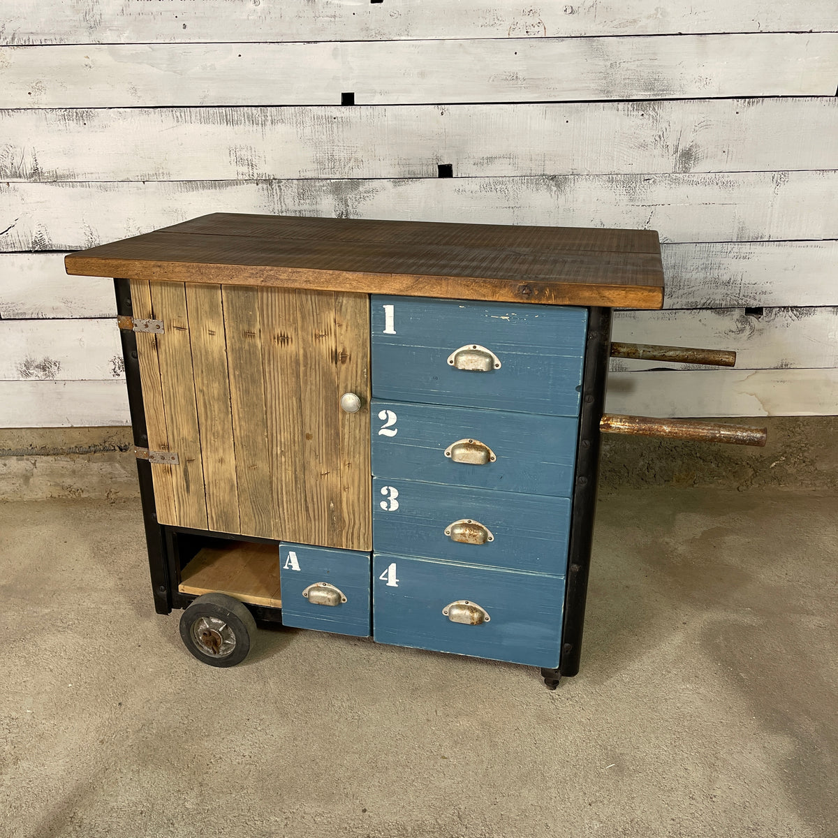 Ancien meuble d'atelier en bois