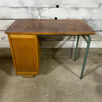 Ancien bureau en bois et acier.